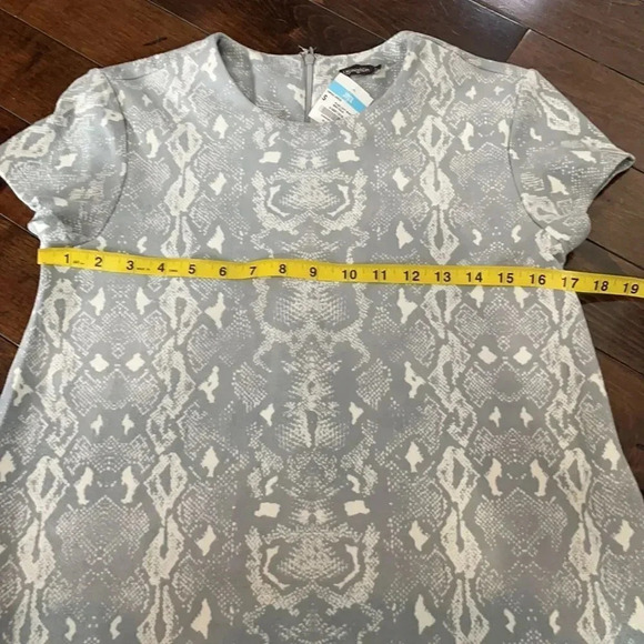 J. McLaughlin shift dress  Stretch velvet Gray cream Short sleeved Women’s S NWT - Picture 7 of 15